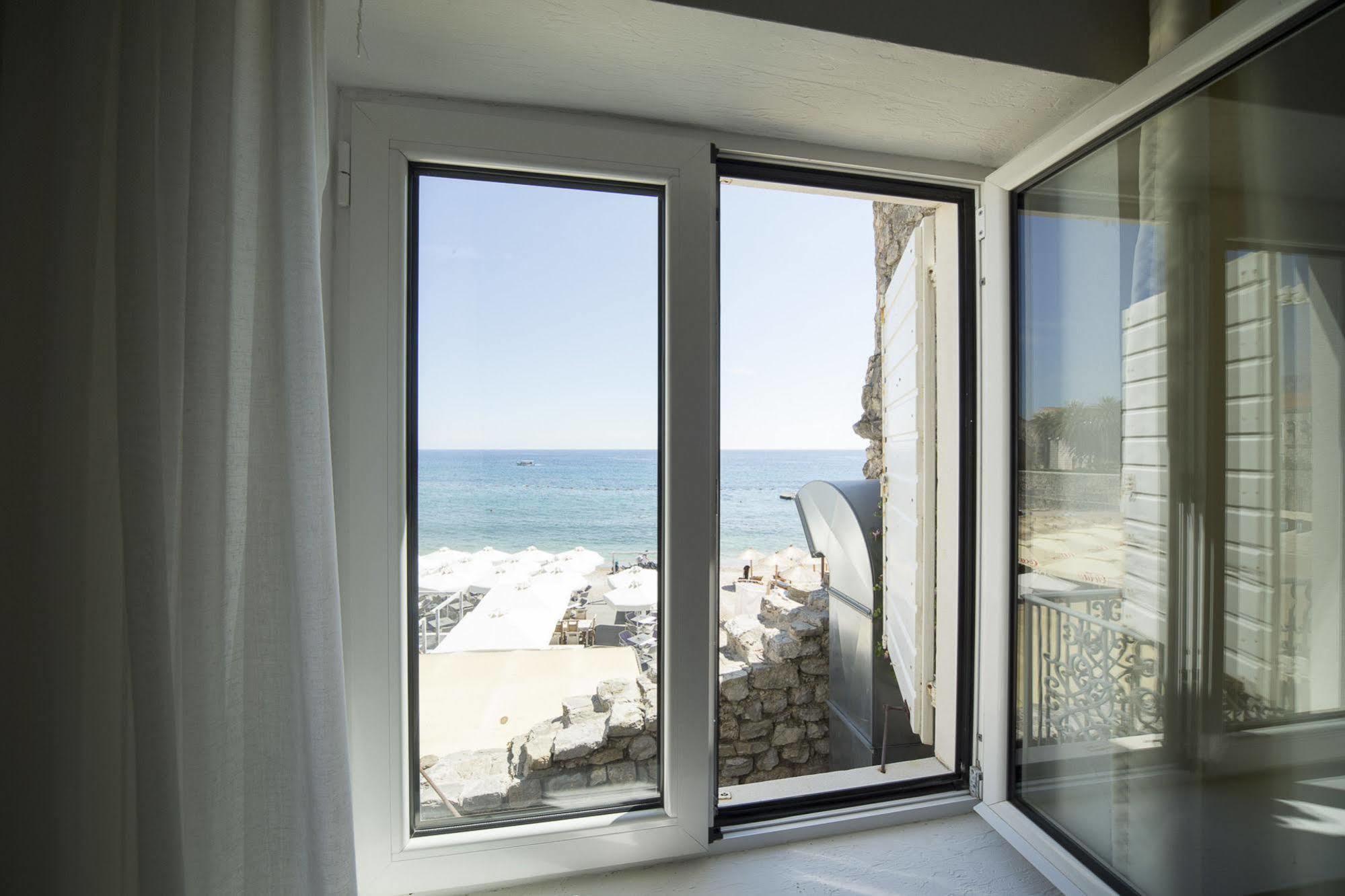 Astoria Hotel 4*